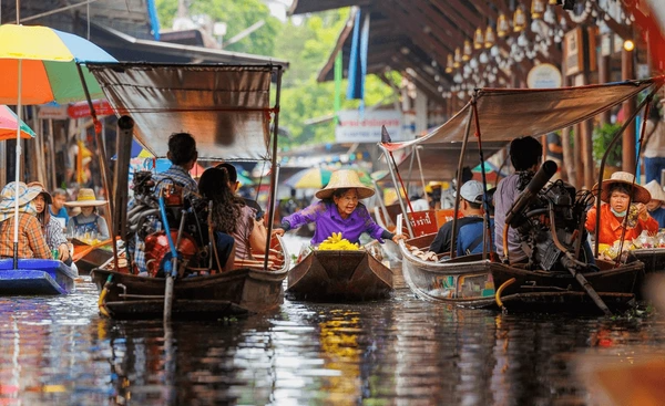 FLOATING MARKET