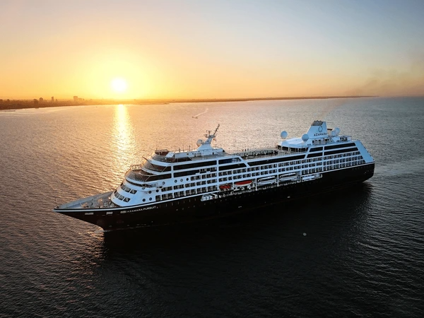 Vietnam Highlights: Ho Chi Minh City, Hue, Intensive Cruise & Hong Kong – 11 Nights
